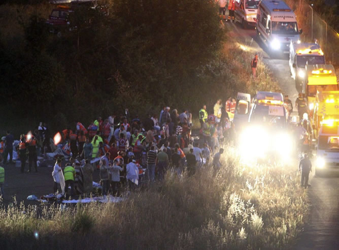 Los servicios de emergencia sanitaria llegan al lugar del accidente donde el tren Alvia que cubría la ruta entre Madrid y Ferrol ha descarrilado esta noche, cuando ya estaba muy cerca de Santiago de Compostela. Hasta el lugar se han desplazado efectivos de la Policía Nacional, así como un equipo de bomberos, y en breve está previsto que llegue una representación de la Xunta. La cifra de muertos en el descarrilamiento ronda la treintena, según han informado a Efe fuentes de la investigación Los servicios de emergencia sanitaria llegan al lugar del accidente donde el tren Alvia que cubría la ruta entre Madrid y Ferrol ha descarrilado esta noche, cuando ya estaba muy cerca de Santiago de Compostela. Hasta el lugar se han desplazado efectivos de la Policía Nacional, así como un equipo de bomberos, y en breve está previsto que llegue una representación de la Xunta. La cifra de muertos en el descarrilamiento ronda la treintena, según han informado a Efe fuentes de la investigación