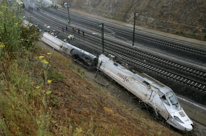 Los servicios de emergencia trabajan junto a las vías tras el accidente del tren Alvia.