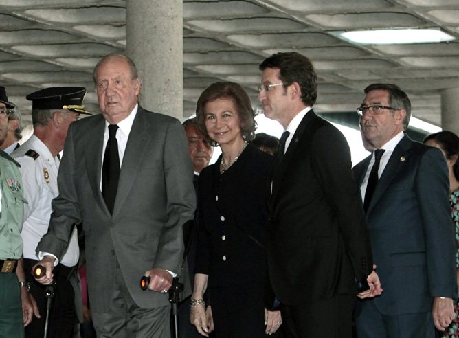 Los reyes junto al presidente de la Xunta, Alberto Núñez Feijóo, a su llegada esta tarde al Hospital Policlínico de Santiago de Compostela