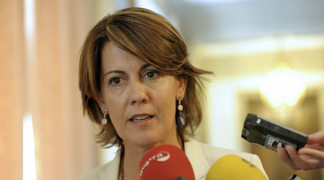 La presidenta del Gobierno de Navarra, Yolanda Barcina, durante las declaraciones a los periodistas en el Palacio de Navarra