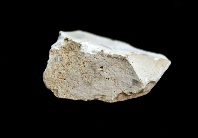 Detalle del pequeño cuchillo de sílex tallado hace 1,4 millones de años, lo que le convierte en el vestigio más antiguo de la presencia de homínidos en la Sierra de Atapuerca en Burgos
