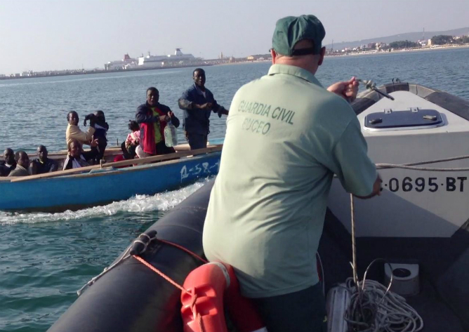 Dos inmigrantes en una patera amenazando con prender fuego a la embarcación