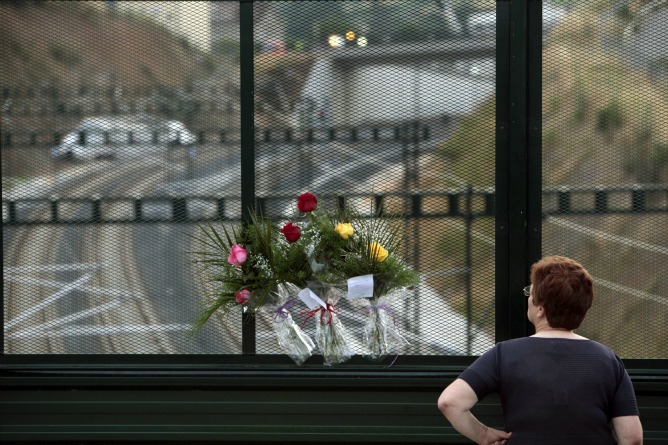 Flores en recuerdo de las víctimas en un puente próximo al lugar del accidente
