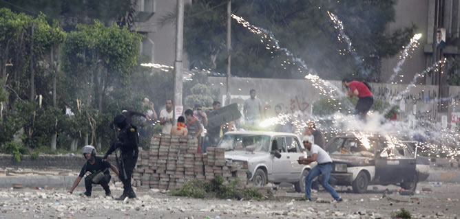 Enfrentamiento entre la policía y los islamistas partidarios de Mursi.