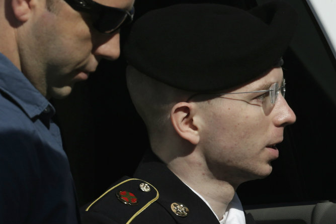 Bradley Manning llegando a su juicio