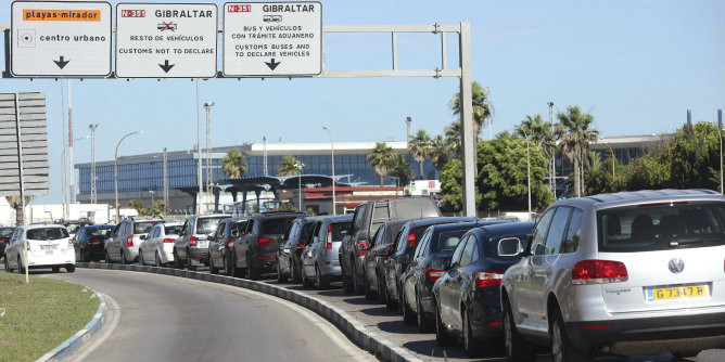Colas de vehículos que se formaron la semana pasada para embarcar en Gibraltar