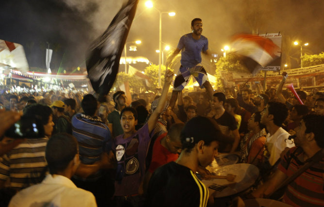 Partidarios incondicionales del derrocado presidente Mursi gritan consignas en Giza