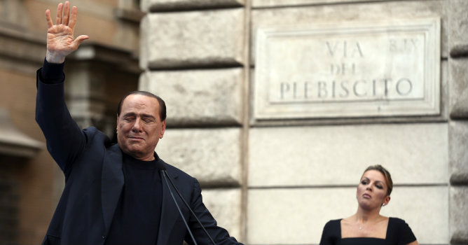 Berlusconi se ha dirigido a los centenares de personas que asistieron a la manifestación organizada por los miembros de su partido, el Pueblo de la Libertad para expresarle su solidaridad tras la condena del caso Mediaset.