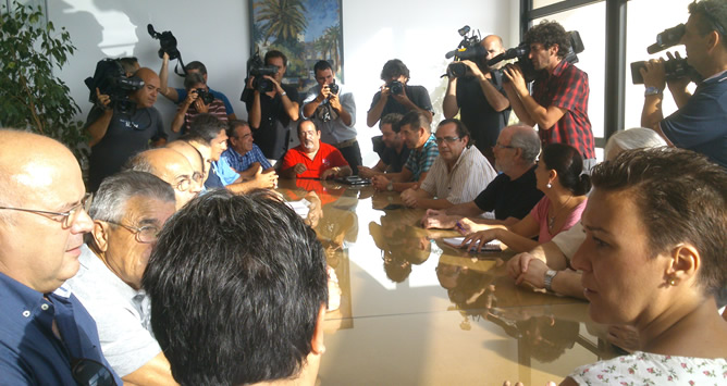Foto de la reunión en La Línea de los sectores afectados en el conflicto de Gibraltar