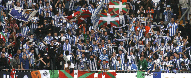 Aficionados de la Real Sociedad celebran que su equipo haya conseguido la clasificación para jugar en competición europea al término del partido de la última jornada de Liga disputado ante el Deportivo de la Coruña