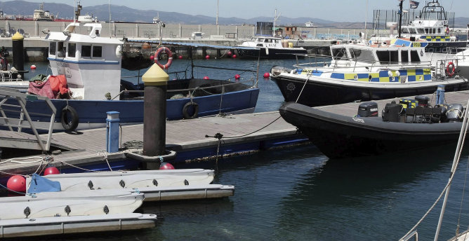 El pesquero linense "San Francisco" interceptado por los agentes de la Royal Gibraltar Police en el que viajaban tres pescadores españoles
