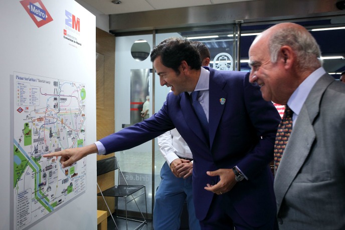 El consejero de Transportes, Pablo Cavero, asiste a la puesta en en circulación de un nuevo plano del Metro de Madrid