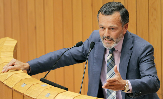 Imagen de archivo. El consejero de Infraestructuras de Galicia, Agustín Hernández, en el Parlamento de Galicia
