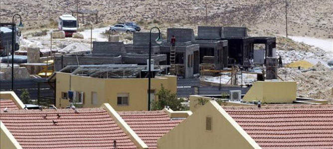 Construcción de viviendas en el asentamiento cisjordano de Al-Karmel, sur de Hebrón