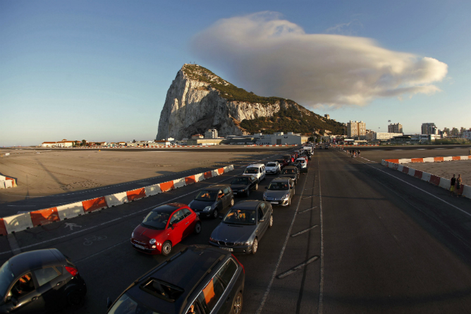 Fotografía de agosto sobre las largas colas de coches que esperaban en la verja de Gibraltar