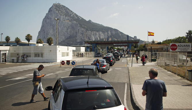 Los accesos por carretera a Gibraltar desde La Línea de la Concepción (Cádiz) volvieron a verse afectados este martes por largas colas de vehículos debido a una intensificación de los controles