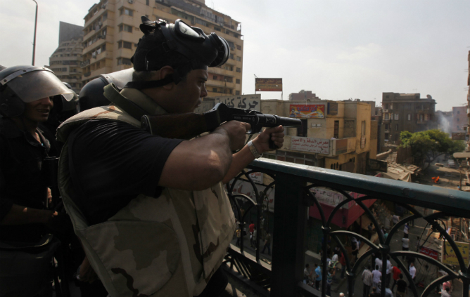 Un francotirador apunta a los seguidores del depuesto presidente Mursi