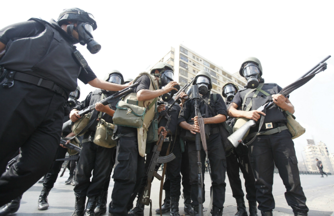 Agentes de la policía egipcia se preparan para actuar