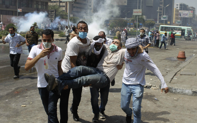 Seguidores de Mursi socorren a los heridos en los enfrentamientos