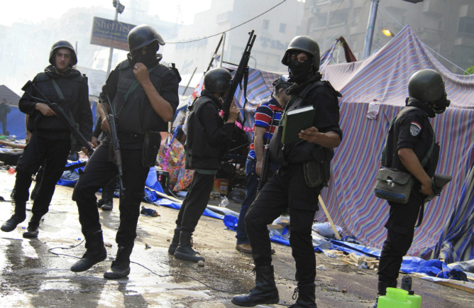 Policías egipcios durante el levantamiento de las acampadas a favor de Mursi