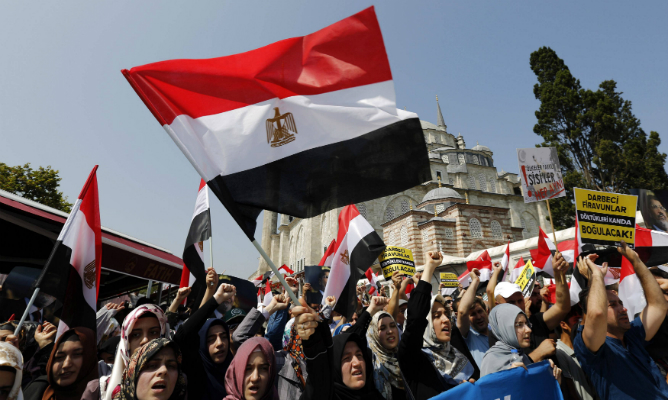 Mujeres a favor del depuesto presidente Mursi se manifiestan contra el desalojo policial