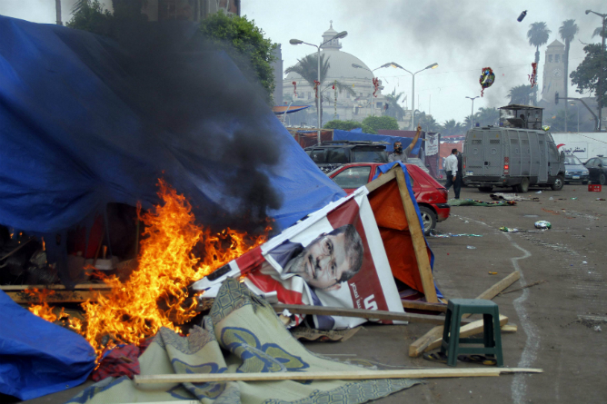 Los restos de la acampada a favor de Mursi tras el desalojo policial