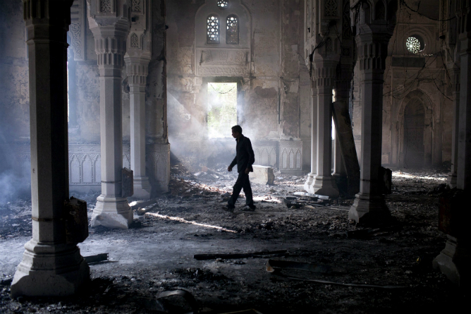 Un hombre camina por las ruinas de la mezquita Rabea Adawiya un día después de los enfrentamientos entre manifestantes y policías durante el desalojo de la plaza Rabea en El Cairo
