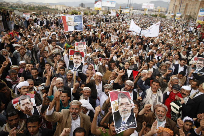 Manifestantes a favor del despuesto presidente portan carteles con la cara de Mursi