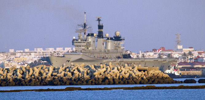 El portaaviones HMS Illustrious, buque insignia de la armada británica, en la base naval de Rota (Cádiz)