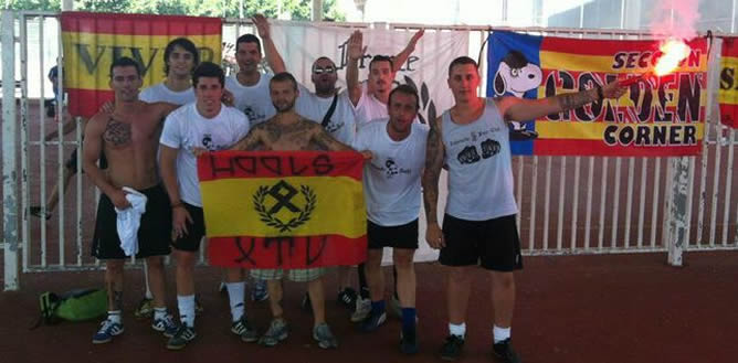 Fotografía publicada en Levante-EMV que muestra a varios miembros de Nuevas Generaciones del PP de Xàtiva en actitud fascista