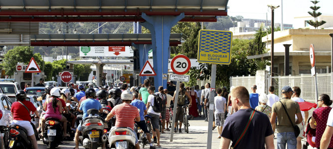 El tránsito por carretera en la frontera de Gibraltar durante los últimos días, con colas de vehículos que soportan esperas de hasta dos horas de duración