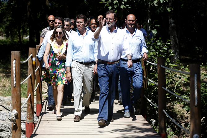 Mariano Rajoy, acompañado por Alberto Núñez Feijoó, Ana Pastor y Rafael Louzán, en un paseo por el caude del Umia