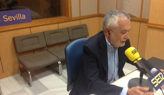 José Antonio Griñán en los estudios de Radio Sevilla