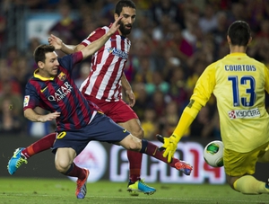 El delantero argentino Leo Messi lucha el balón con Arda Turan ante Thibaut Courtois.