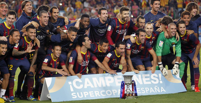 Los jugadores del del F.C. Barcelona posan con el trofeo de la Supercopa de España tras el partido de vuelta que Barça y Atlético de Madrid disputaron en el Camp Nou.