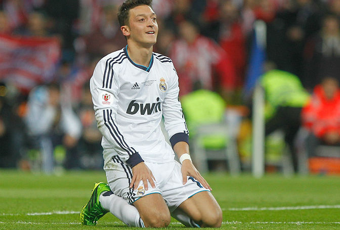 Özil, arrodillado durante un partido con el Real Madrid
