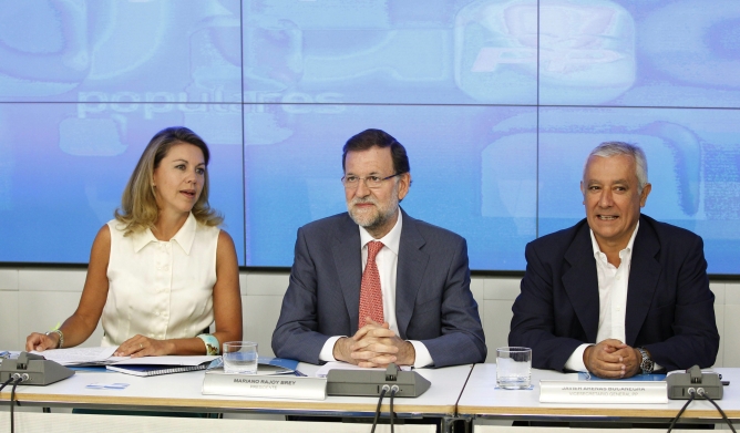El jefe del Gobierno, Mariano Rajoy, junto a la secretaria general del partido, María Dolores de Cospedad, y el vicesecretario Javier Arenas, al inicio de la reunión del Comité Ejecutivo Nacional del partido