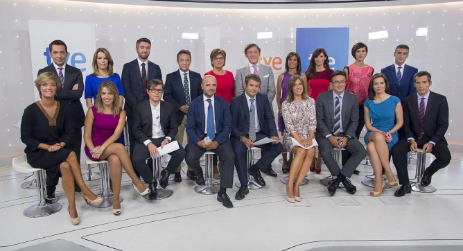 Fotografía facilitada por TVE de su director de Informativos, Julio Somoano, con el equipo de presentadores de la nueva temporada