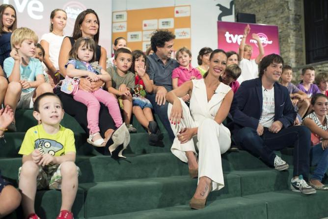 El jurado del nuevo programa de Televisión Española 'MasterChef Junior', Jordi Cruz (d), Pepe Rodríguez Cruz (2i), y Samantha Vallejo-Najera (i); y su presentadora, Eva González (2d), posan rodeados de niños durante su presentación, hoy en el Festival de Televisión de Vitoria-Gasteiz.