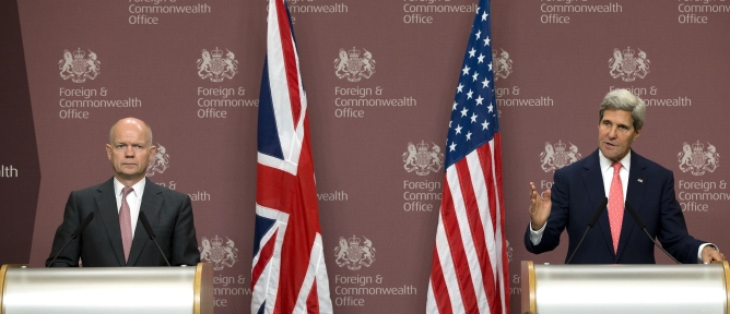 El secretario de Estdo de EEUU, John Kerry, habla durante la rueda de prensa posterior a su encuentro con el titular británico de Exteriores, William Hague