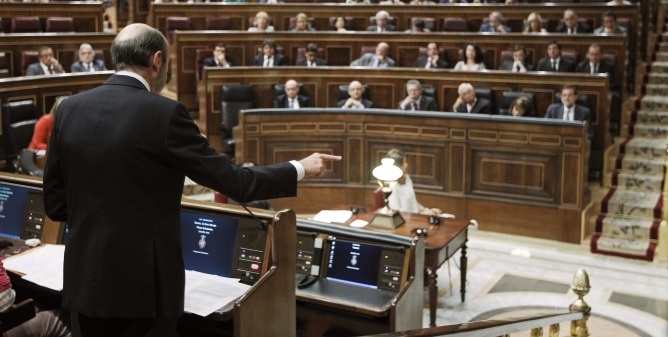El líder del PSOE, Alfredo Pérez Rubalcaba, durante su intervención en la sesión de control al Gobierno del pleno del Congreso de los Diputados
