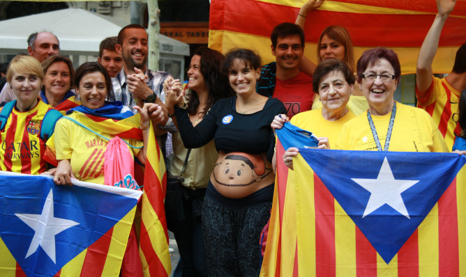Algunos de los participantes de la 'Vía Catalana por la independencia' vestidos con camisetas amarillas y sosteniendo banderas para la ocasión