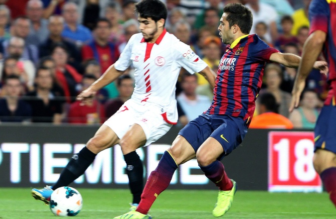 El lateral catalán presiona a un rival en los momentos previos a caer lesionado