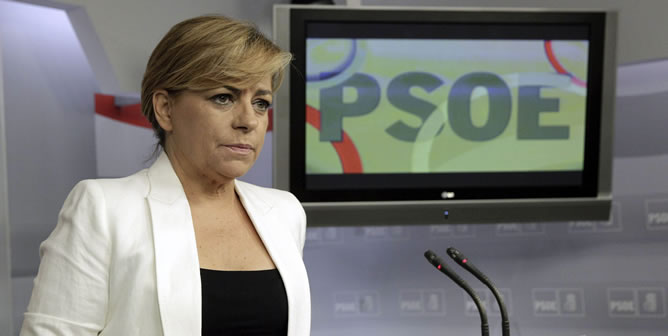 La vicesecretaria general del PSOE, Elena Valenciano, durante la rueda de prensa que ha ofrecido en la sede del partido.
