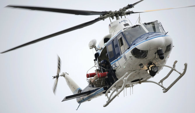 Un helicóptero saca a una víctima del tiroteo que ha tenido lugar en el edificio de la Marina en Washington