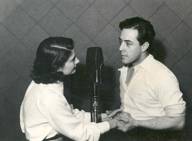 Carmen Mendoza y Pedro Pablo Ayuso, miembros del cuadro de actores de Radio Madrid