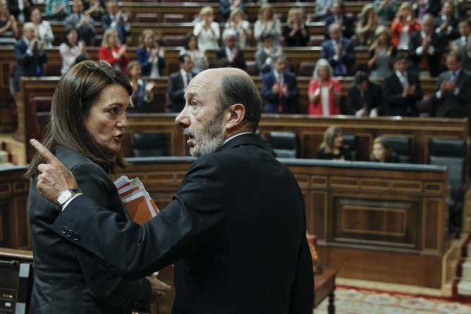 El lider de la oposición Alfredo Pérez Rubalcaba conversa con la portavoz parlamentaria socialista, Soraya Rodríguez, durante la sesión de control al Gobierno