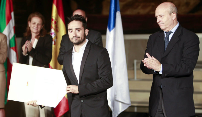 El ministro de Educación, José Ignacio Wert, junto al cineasta Juan Antonio Bayona, que ha recogido el Premio Nacional de Cinematografía 2013