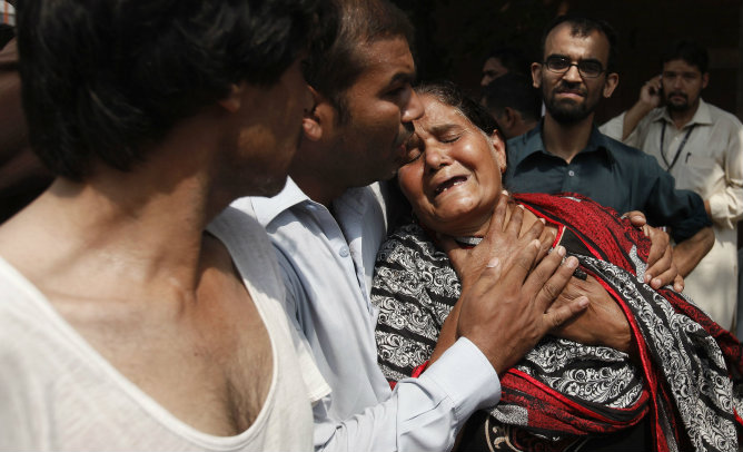 Una mujer llora la muerte de su hijo en el atentado suicida de Peshawar