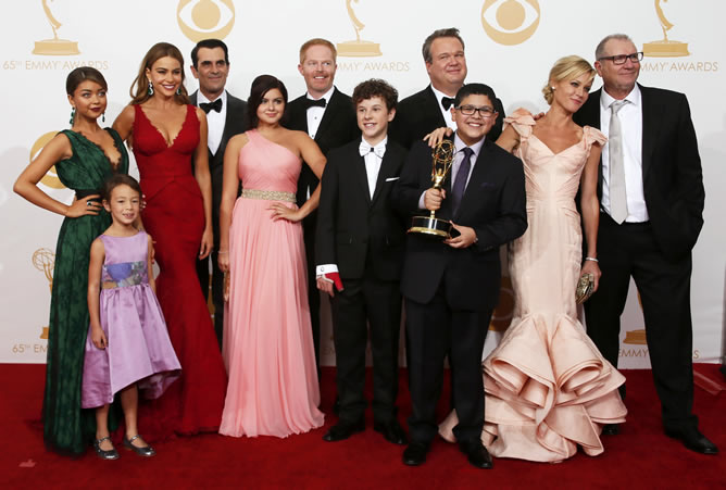 Los actores de 'Modern Family' posan junto al Emmy a mejor comedia conseguido por la serie